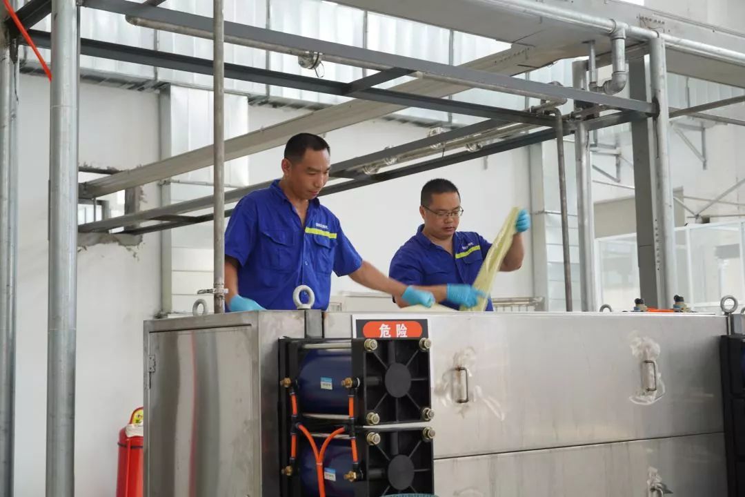 【<a href=http://www.fair3xin.com target=_blank class=infotextkey>雙良</a><a href=http://www.fair3xin.com target=_blank class=infotextkey>新型光催化</a>】“堅(jiān)守”在汗水中閃光