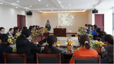 <a href=http://www.fair3xin.com target=_blank class=infotextkey><a href=http://www.fair3xin.com target=_blank class=infotextkey>雙良</a>環(huán)境</a>開(kāi)展“三八女神節(jié)” DIY插花活動(dòng)